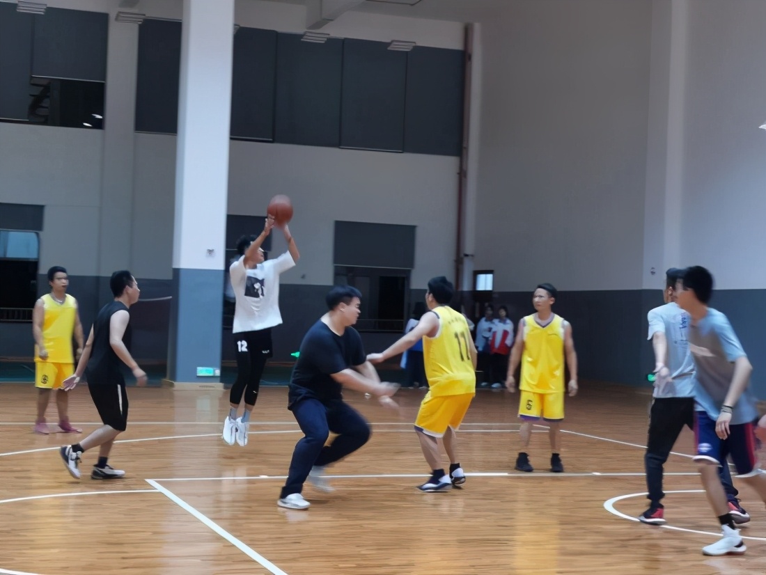 燃！医药职专首次师生篮球友谊赛来袭，热血现场精彩奉上