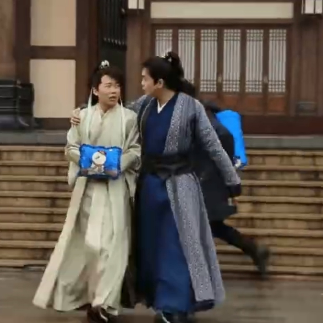 郭麒麟被人搂住频露娇羞，易烊千玺罗晋更似女