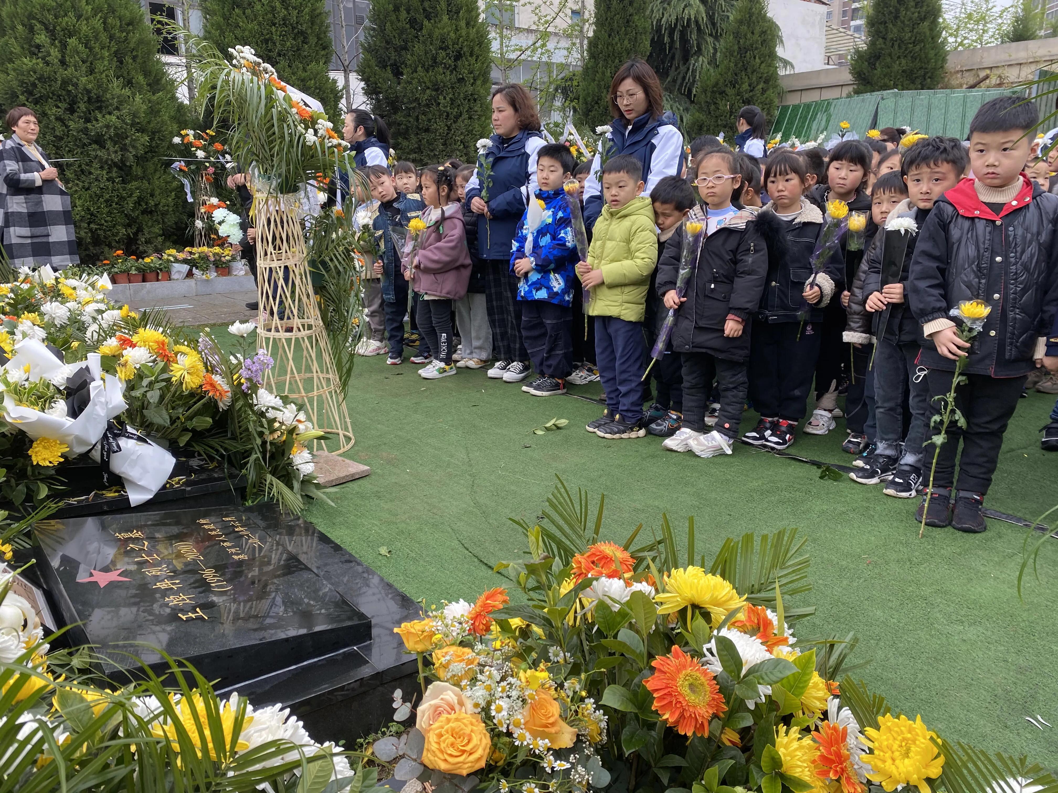 悼念戍边烈士王焯冉：全国各地近五万人自发献花祭英烈，奶奶仍在等孙子回家