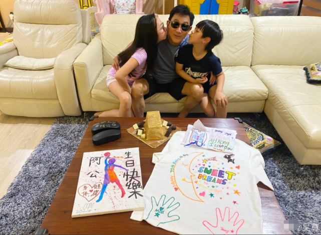 吴尊晒全家福为父亲庆生，75岁吴爸冻龄保养，孙子孙女画画送爷爷