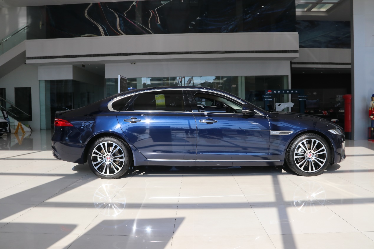 bba之外的选择,有颜值有实力,捷豹xfl到店实拍