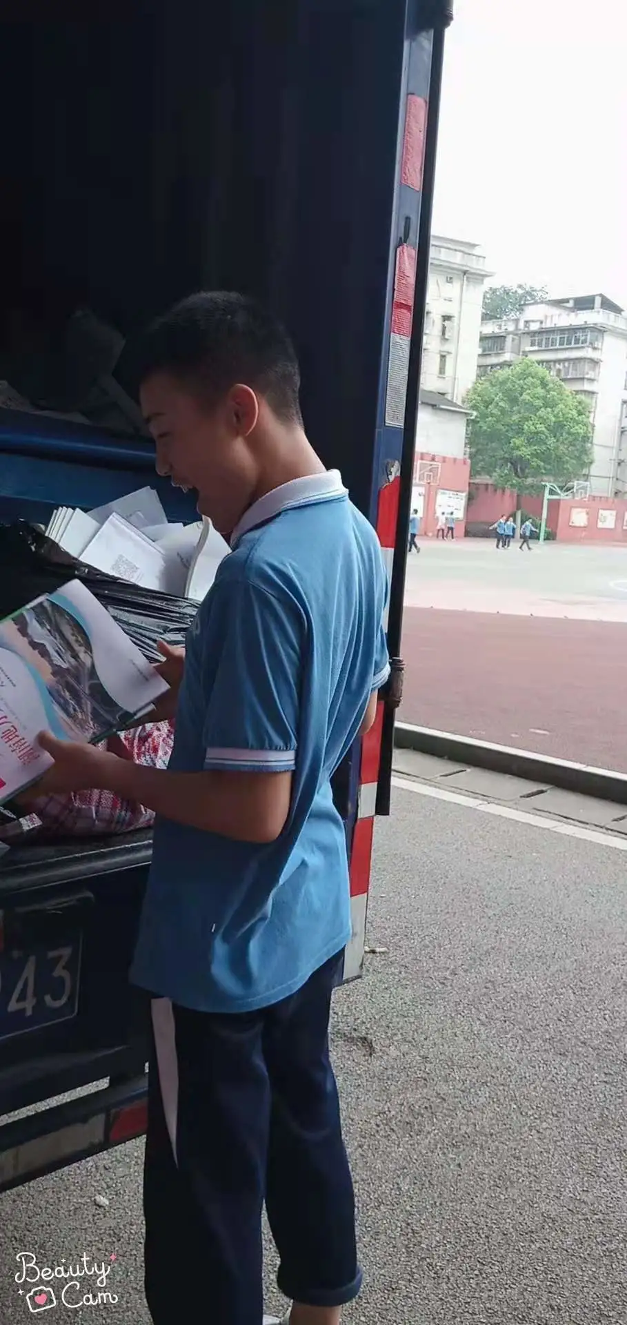 “一张纸献爱心”行动走进湘潭市第十一中学