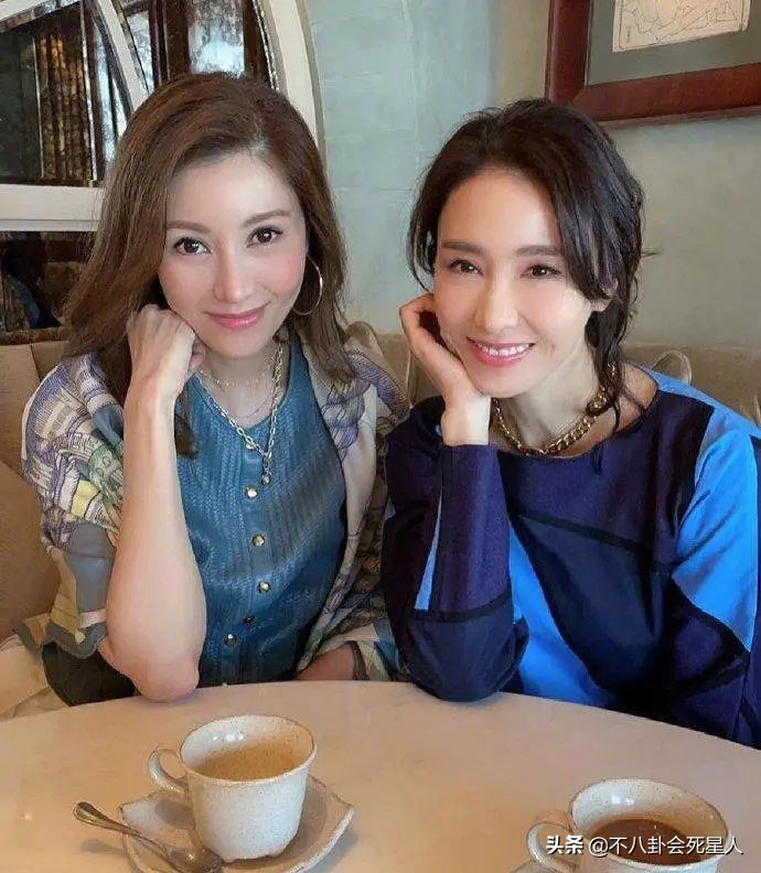 香港藝人聚會也有圈子之分，富豪明星一起玩，過氣藝人扎堆內(nèi)地
