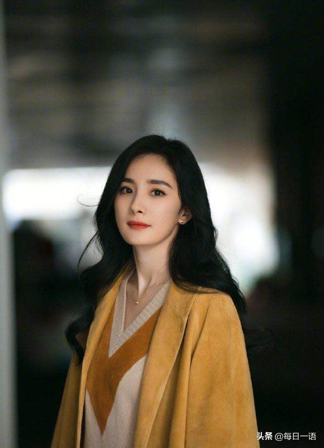 杨幂险走光，遭代拍下蹲专拍大腿裙底，粉丝称