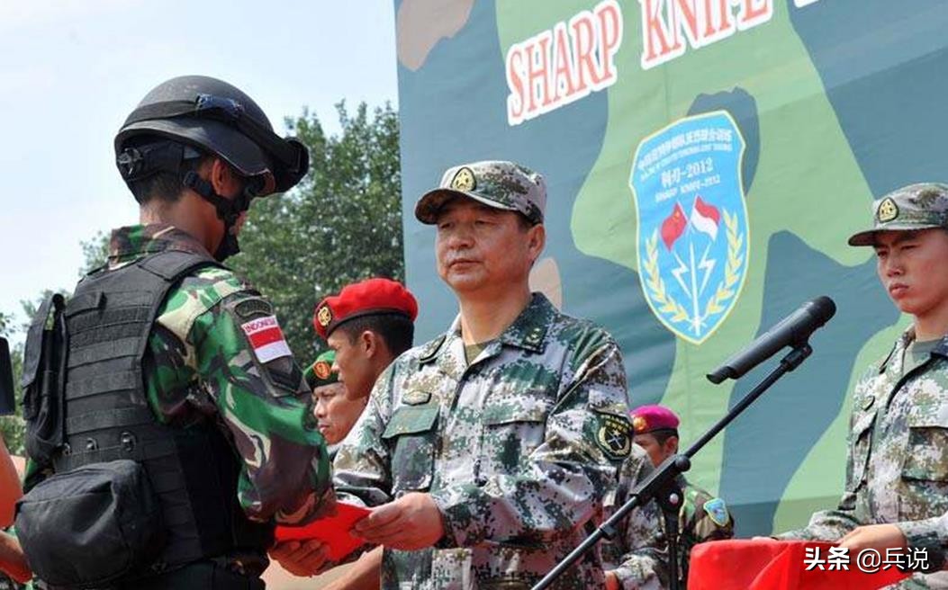 镜头里的将军：赵宗歧审问越军少尉，拍桌子大吼，吓得俘虏打抖