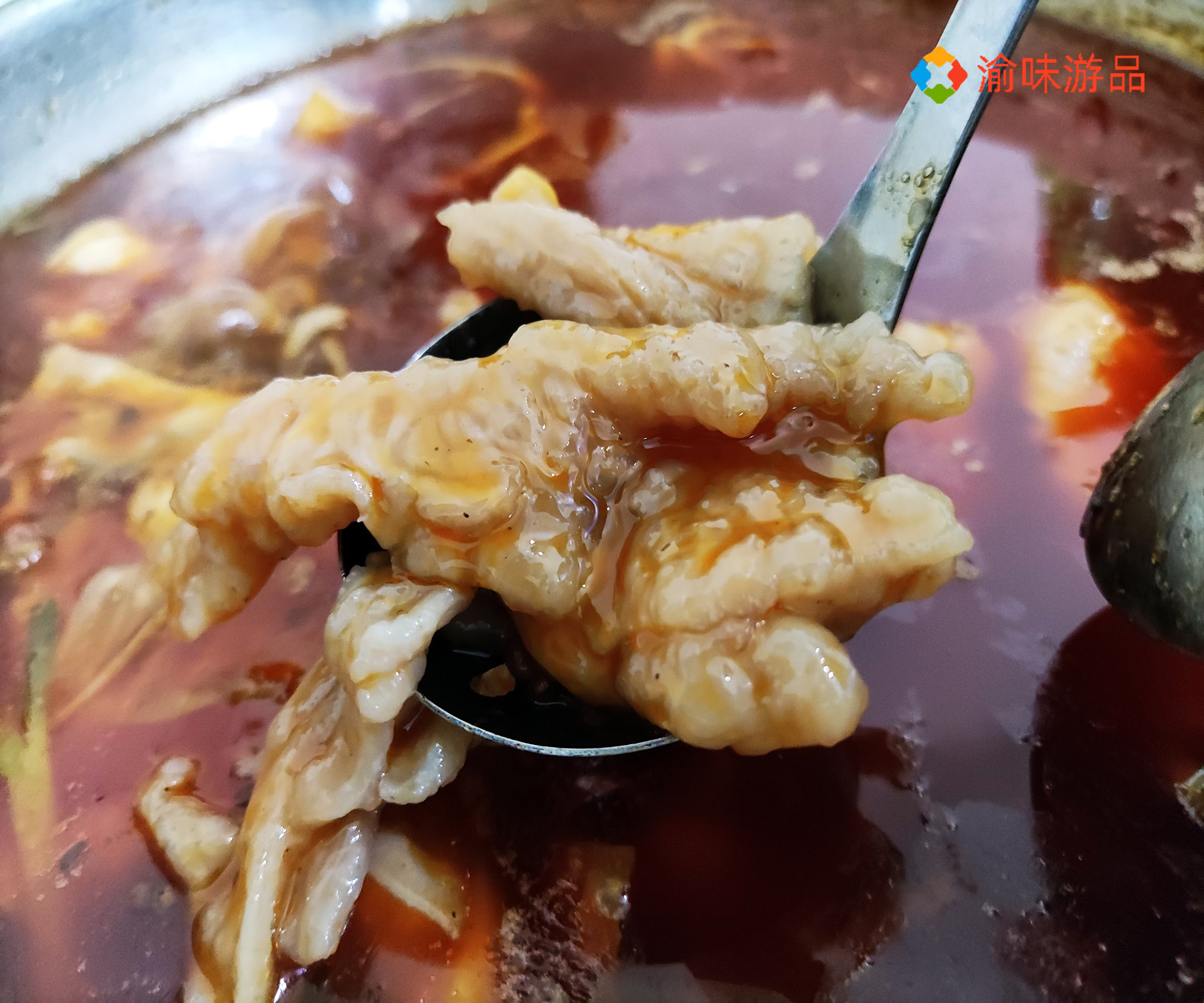 藏在重庆双碑老社区的牛肉火锅，水晶牛肉一绝，食客趋之若鹜
