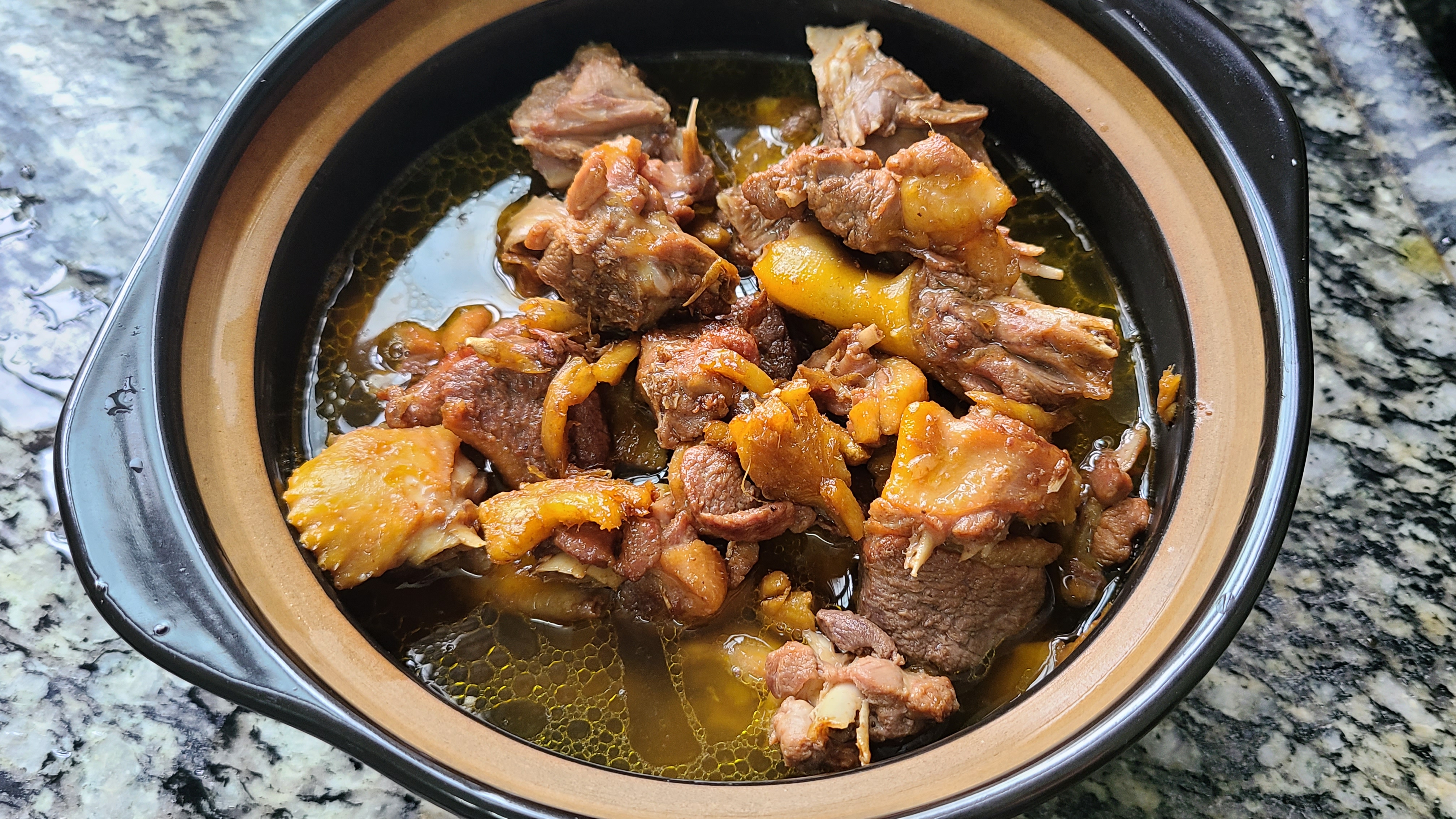 姜酒鸭，用米酒做出来的一道广东菜，简单好吃，香喷喷的