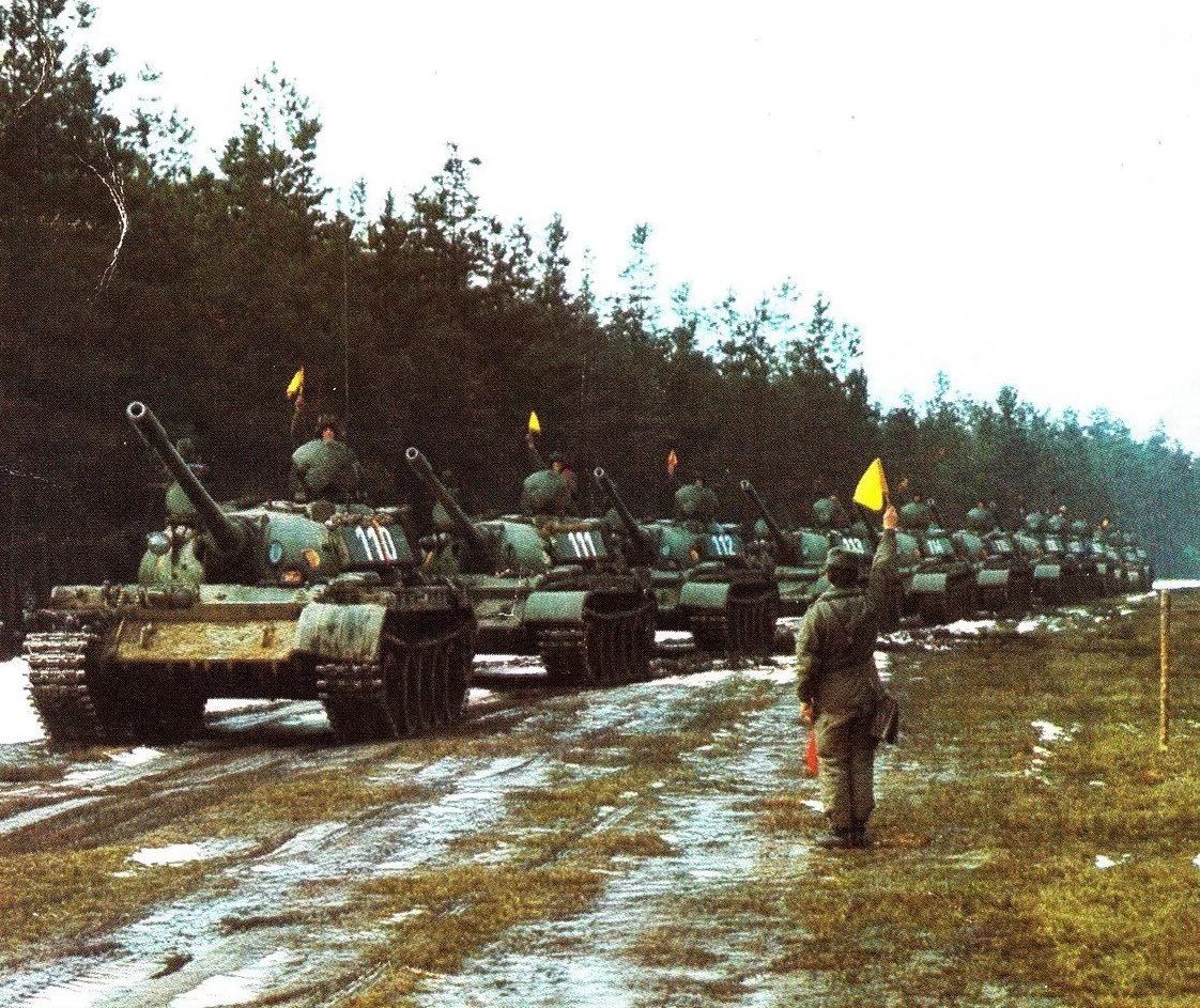 1962年，苏军坦克与美军坦克对峙于查理检查站，