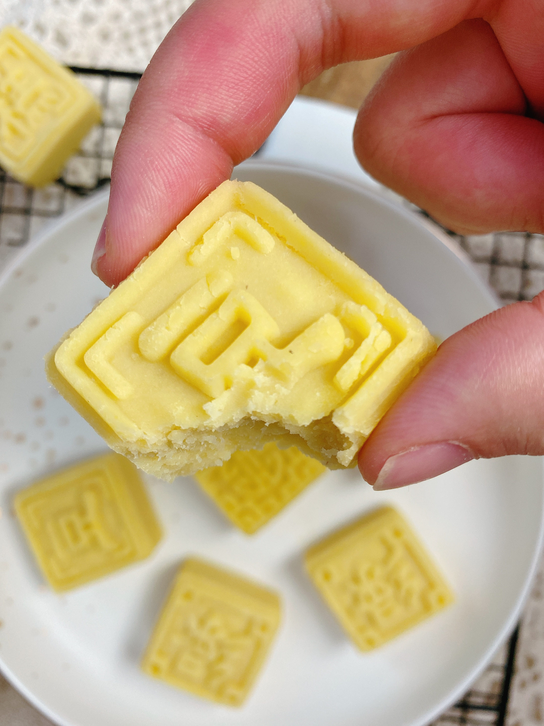 天熱了試試做綠豆糕，具體比例和方法在這裡，清熱解暑，入口即化