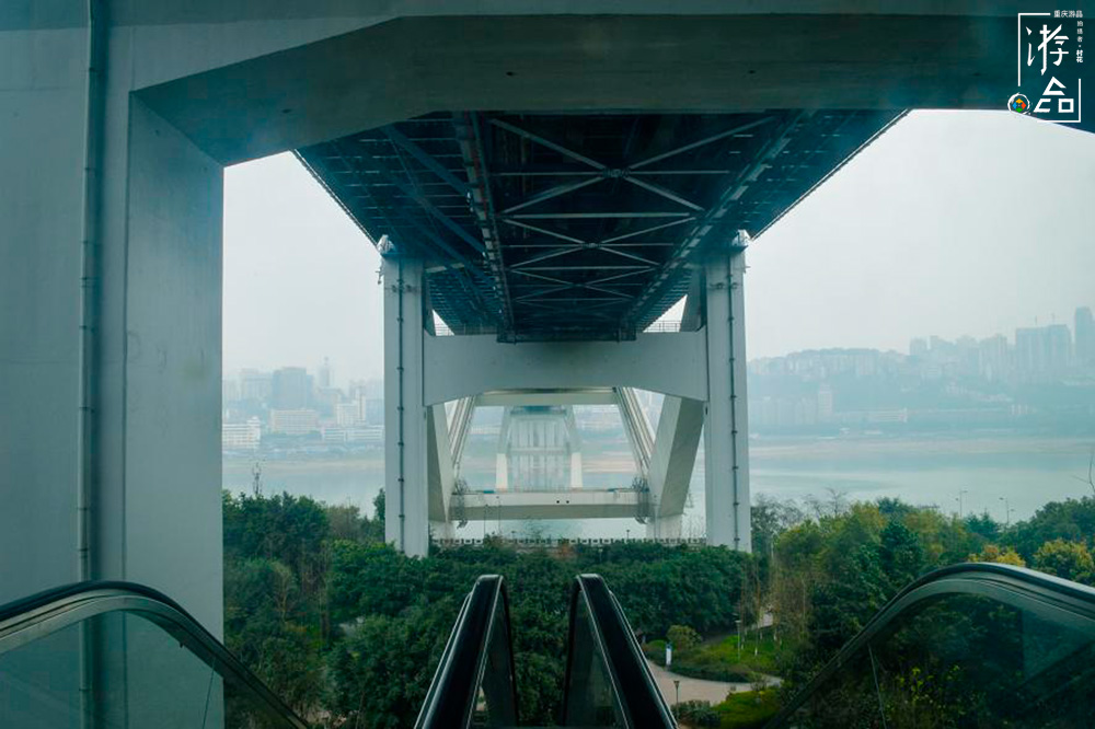 同样是重庆的轨道交通，3号线上的这个站点比李子坝更神奇