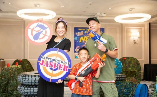 儿子7岁生日，应采儿晒全家福，生二胎后首次露