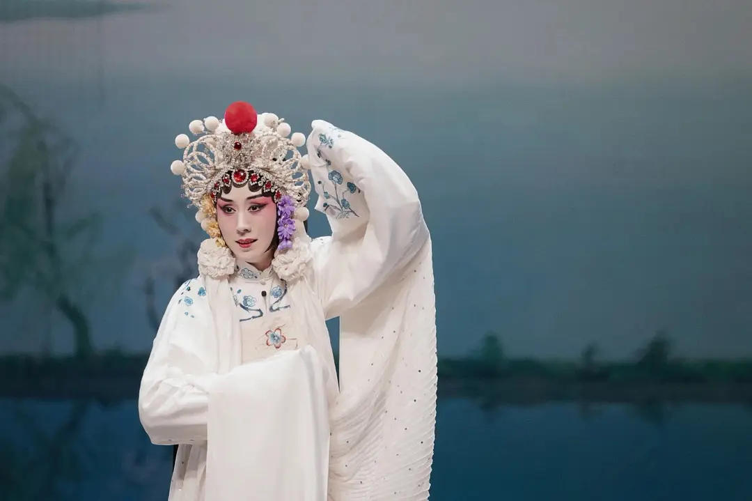 李诚儒住豪宅娶娇妻，儿子却辍学、买不起房，