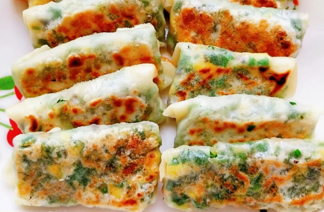 好吃易做的韭菜鸡蛋包，皮薄馅多，外焦里嫩，大家赶快收藏吧