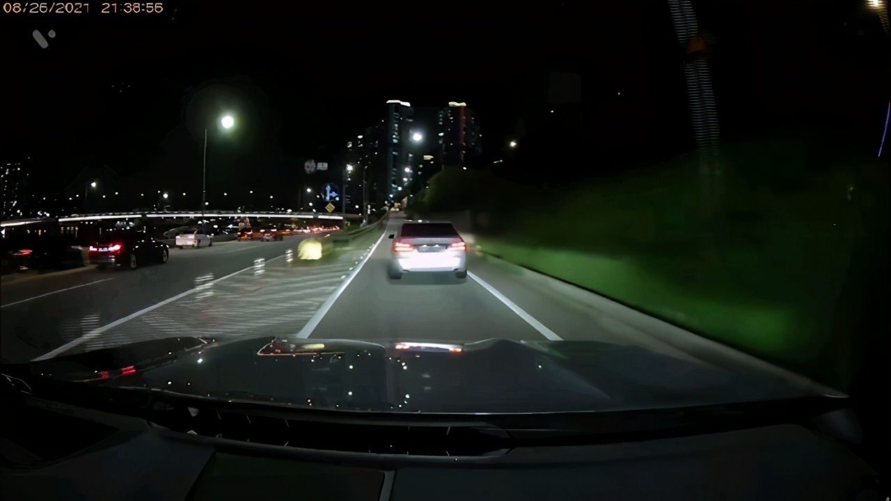 有的愛豆因酒駕被捕，有的卻抓酒駕，模仿男主李濬榮追酒駕獲好評