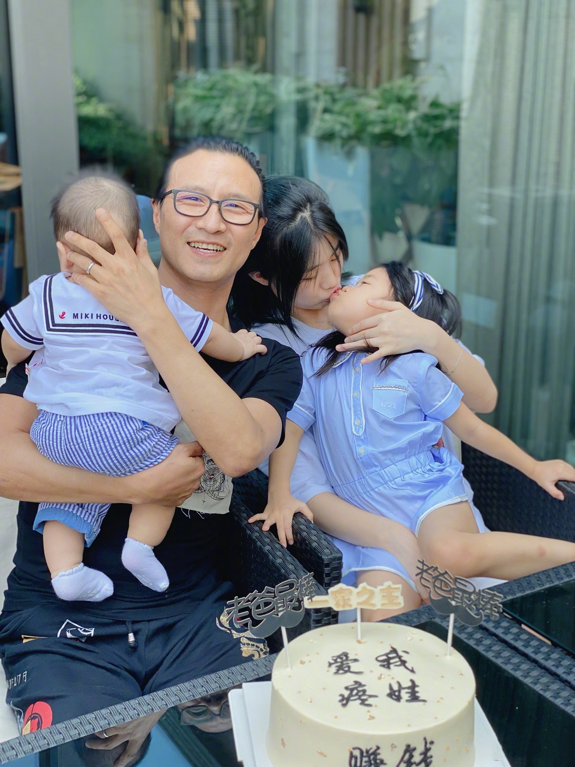 汪峰16岁长女晒高清美照，小苹果穿扮成熟白到发光，颜值超高