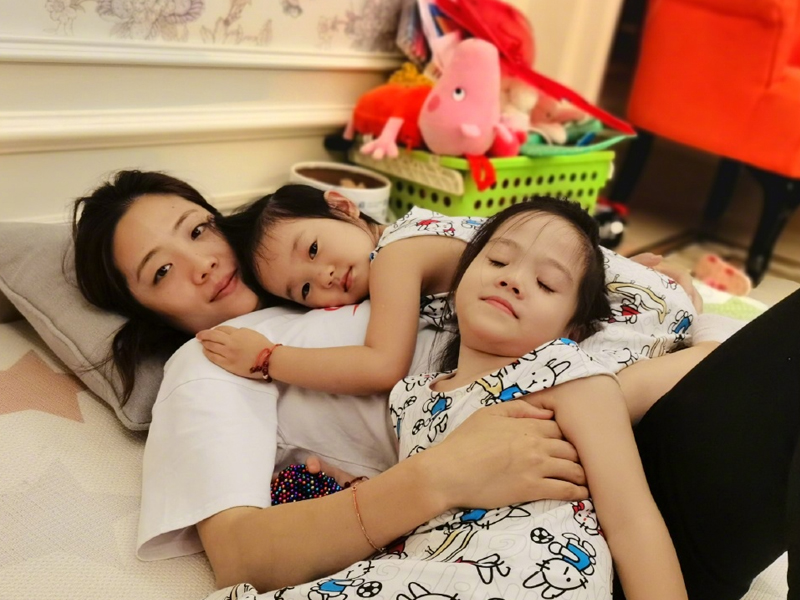 杨威双胞胎女儿太好辨认！各自遗传爸妈基因，姐妹俩还真不偏心啊
