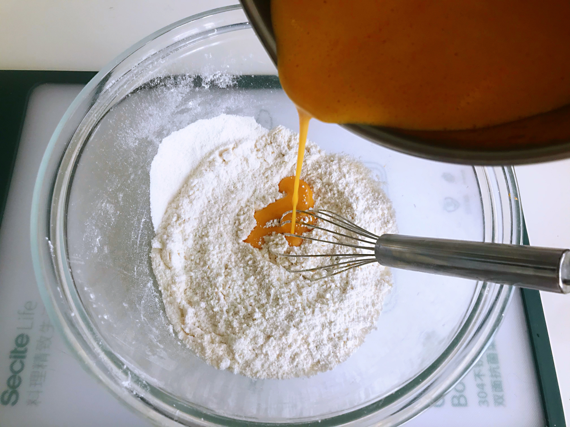 女人要多吃它，鬆軟香甜又養顏，不用揉麵，個個開花，比蛋糕好吃