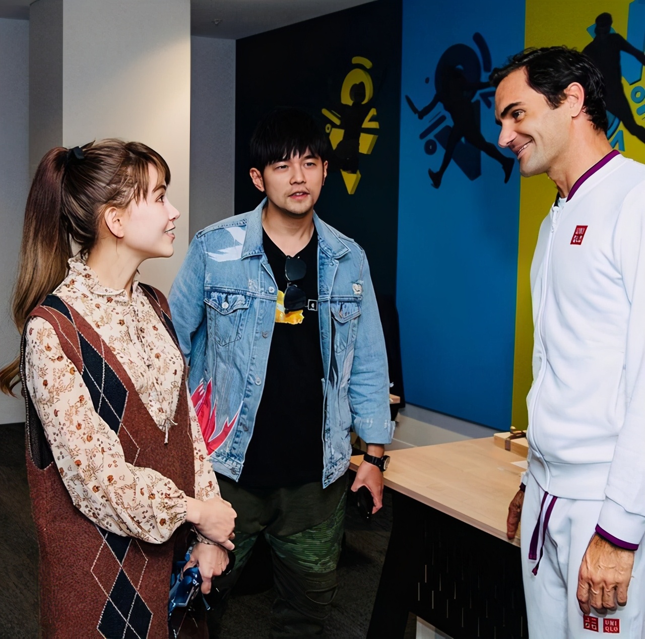 周杰倫攜嬌妻看球賽，昆凌笑容嬌羞摀嘴秀鑽戒，夫妻恩愛可見一斑