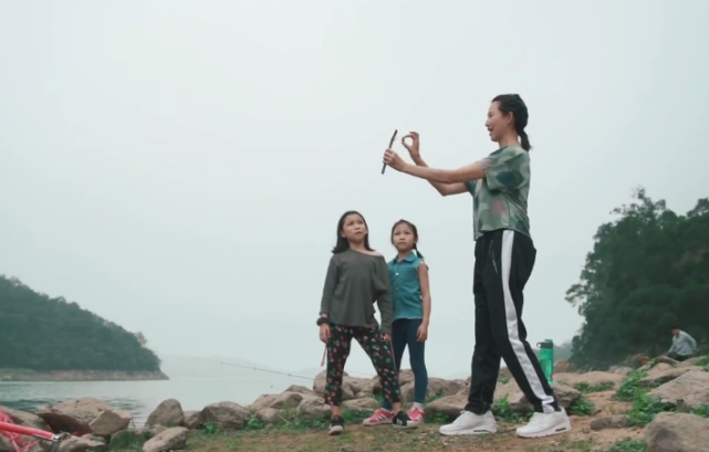 蔡少芬一家五口踏青烧烤，夫妻恩爱互喂，半岁