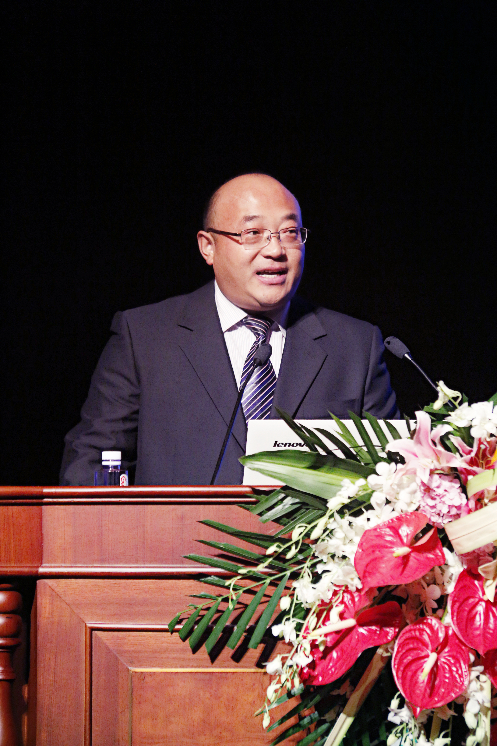 桑海勇本科毕业于河北师范大学物理系,并在天津师范大学读了教育管理