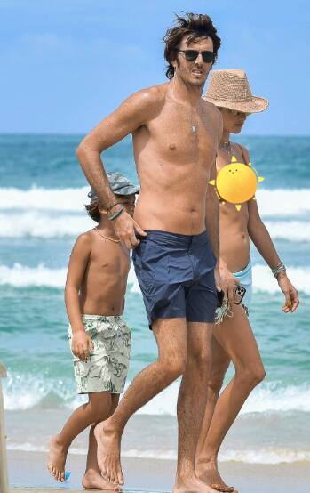 超模AA比基尼秀s型火辣身材，与男友亲密戏水，儿子在旁不避讳