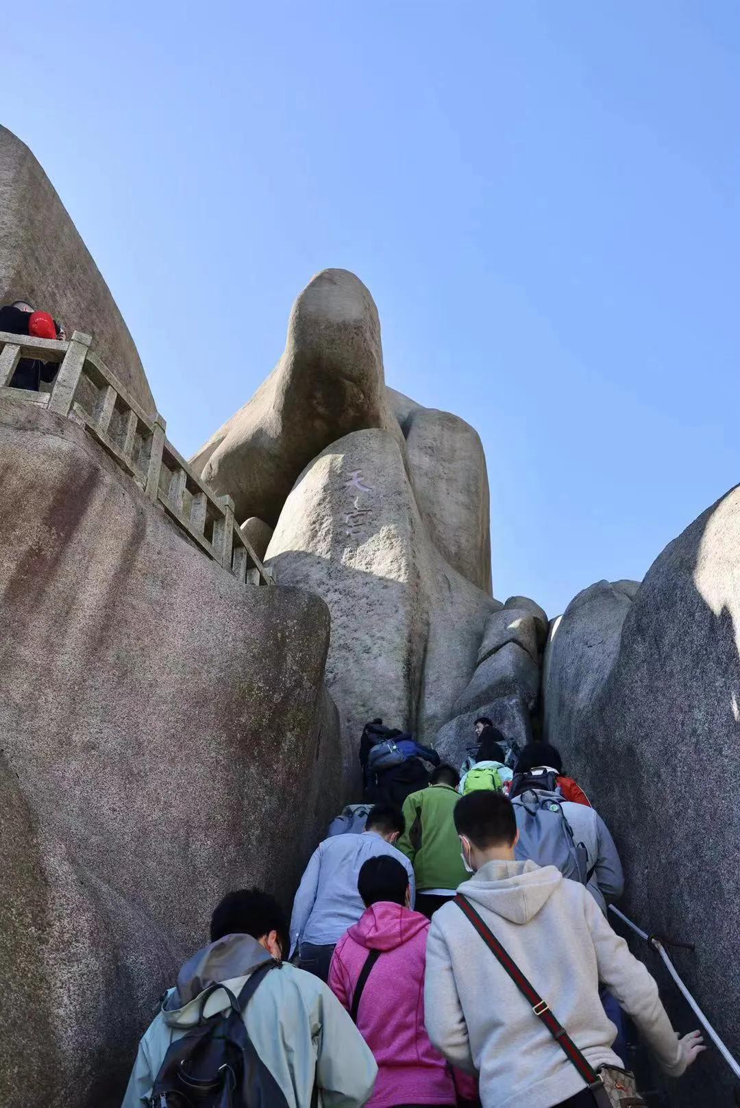 百名武汉战疫英雄畅游天柱山