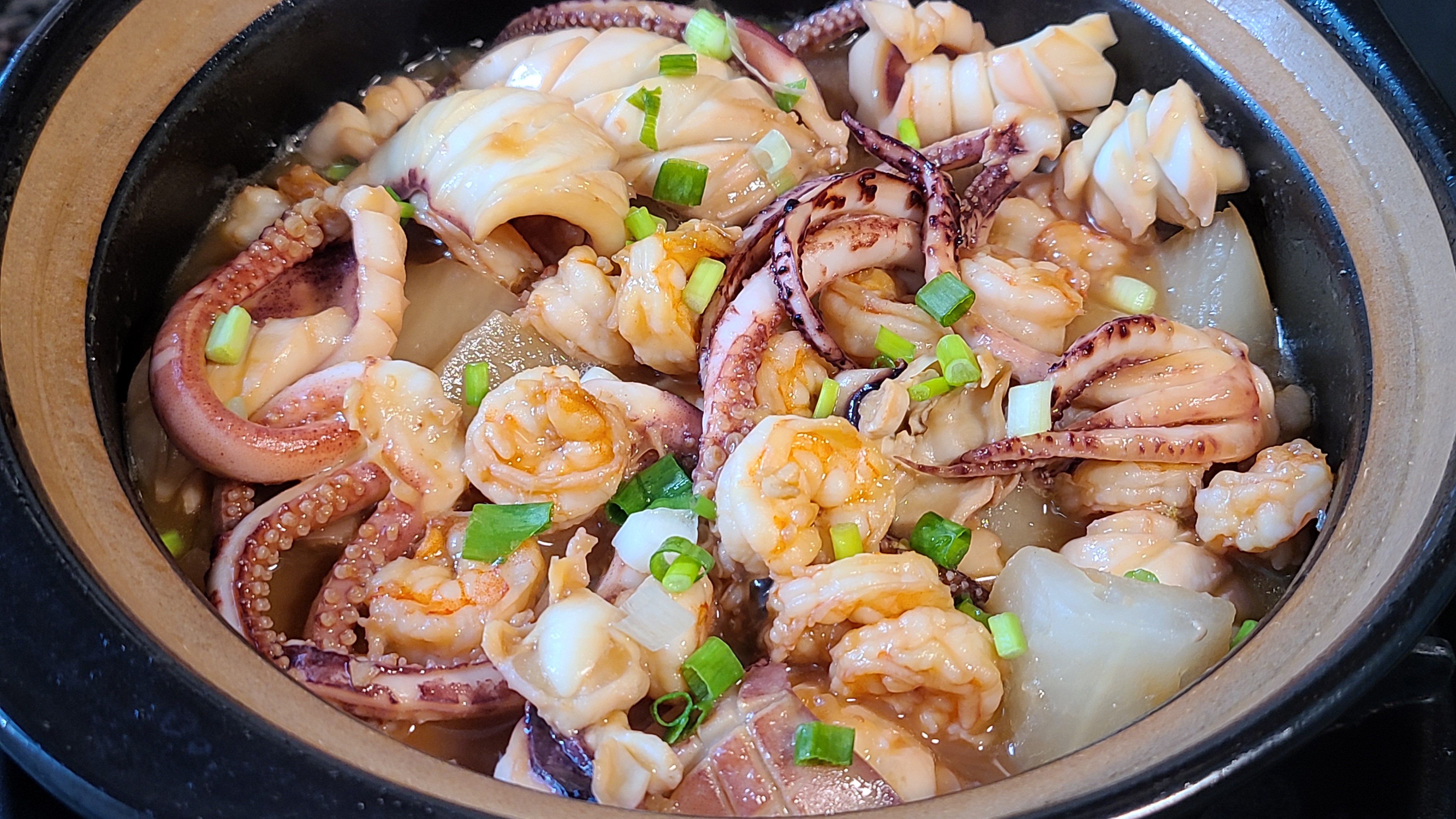 蘿蔔燉海鮮，又鮮又好吃，做法很簡單，天冷吃這個正好