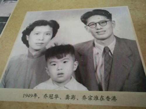 章含之为乔冠华守寡25年，写了4本书怀念他，为何不愿与他合葬？