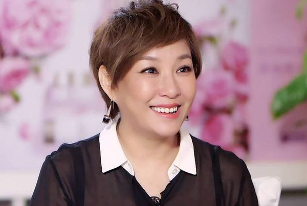 前央视主持人，负债200万后创办乐蜂网，今亿万