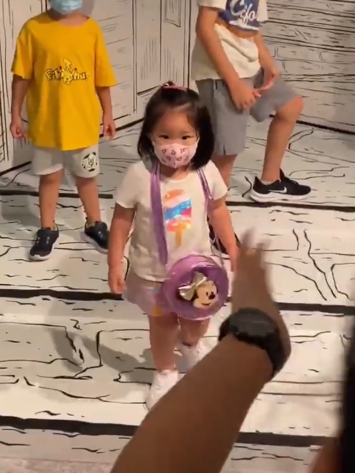 李亚男和女儿看展，全程负责当摄影师，gabby超爱拍照各种摆姿势