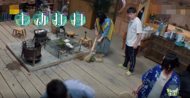 张婧仪已经弄坏了一盘菜，为啥何炅最后却指定她去端？用意太深