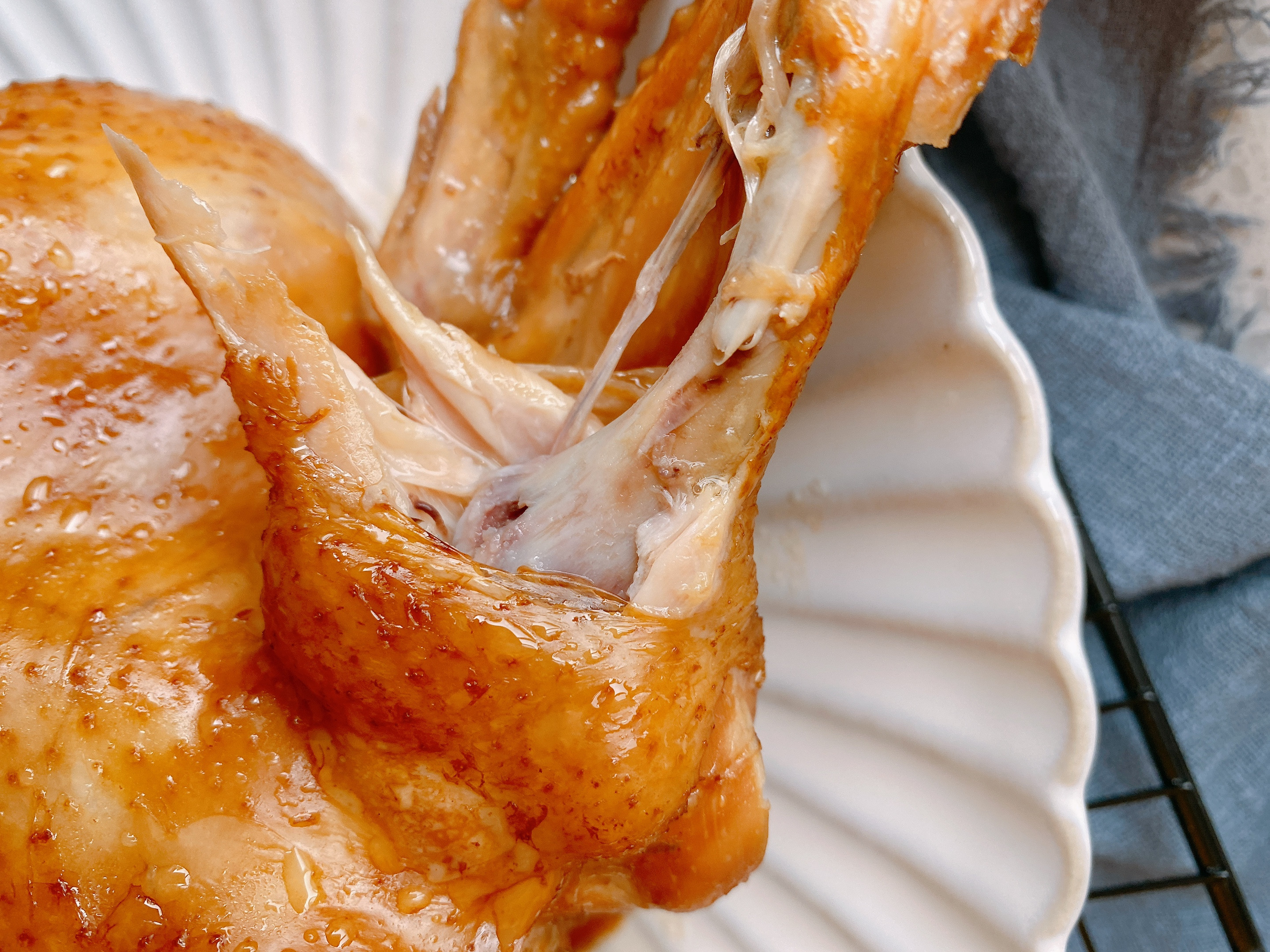 感恩節想吃烤雞用電飯鍋就能做，不放油不放水，鮮嫩多汁軟爛入味