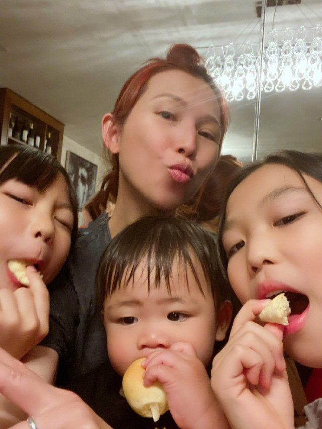 蔡少芬張晉慶愛女滿10歲，一家五口幸福同框，三胎兒子被迫營業