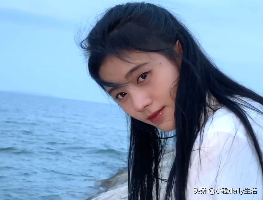 都说鞠婧祎肩窄穿衣需垫肩，特意穿无袖上衣，