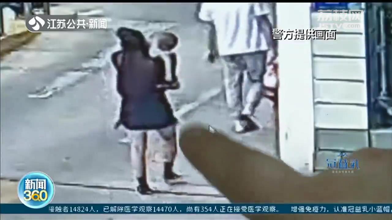 萌娃在汽车交易市场乱爬 市民报警称遗弃小孩 民警调查：他妈抱来的