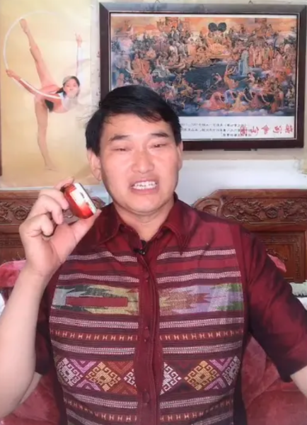 闲不住？大衣哥与老婆罕见合体直播，畅谈丰收