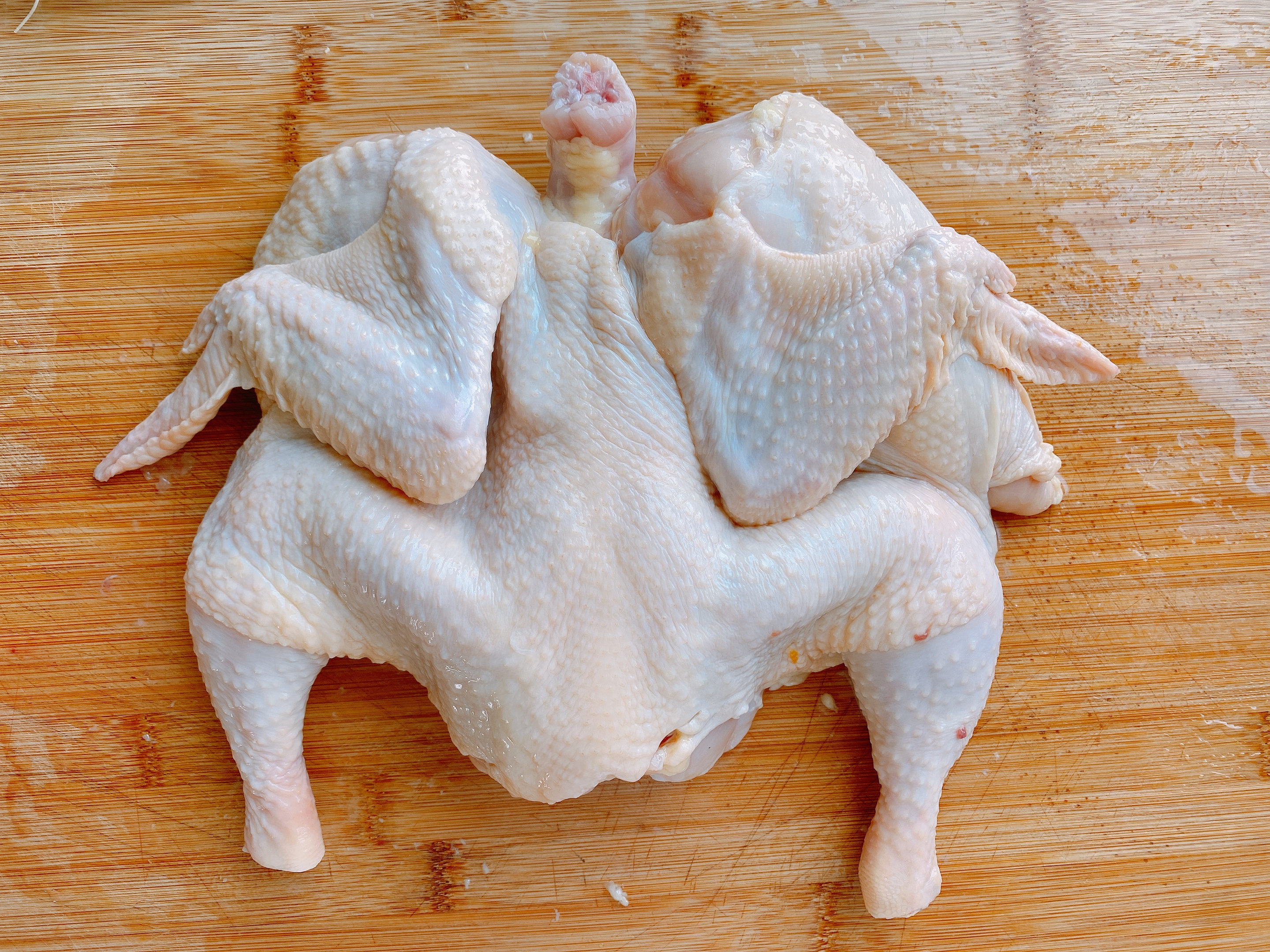 最简单的烤鸡，家里有烤箱的要试试，1个重点，皮酥肉嫩还爆汁