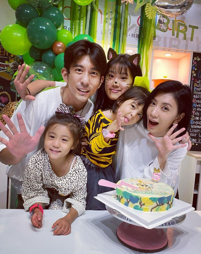 46歲賈靜雯帶女兒聚餐，C位出鏡超凍齡，被讚像少女團體