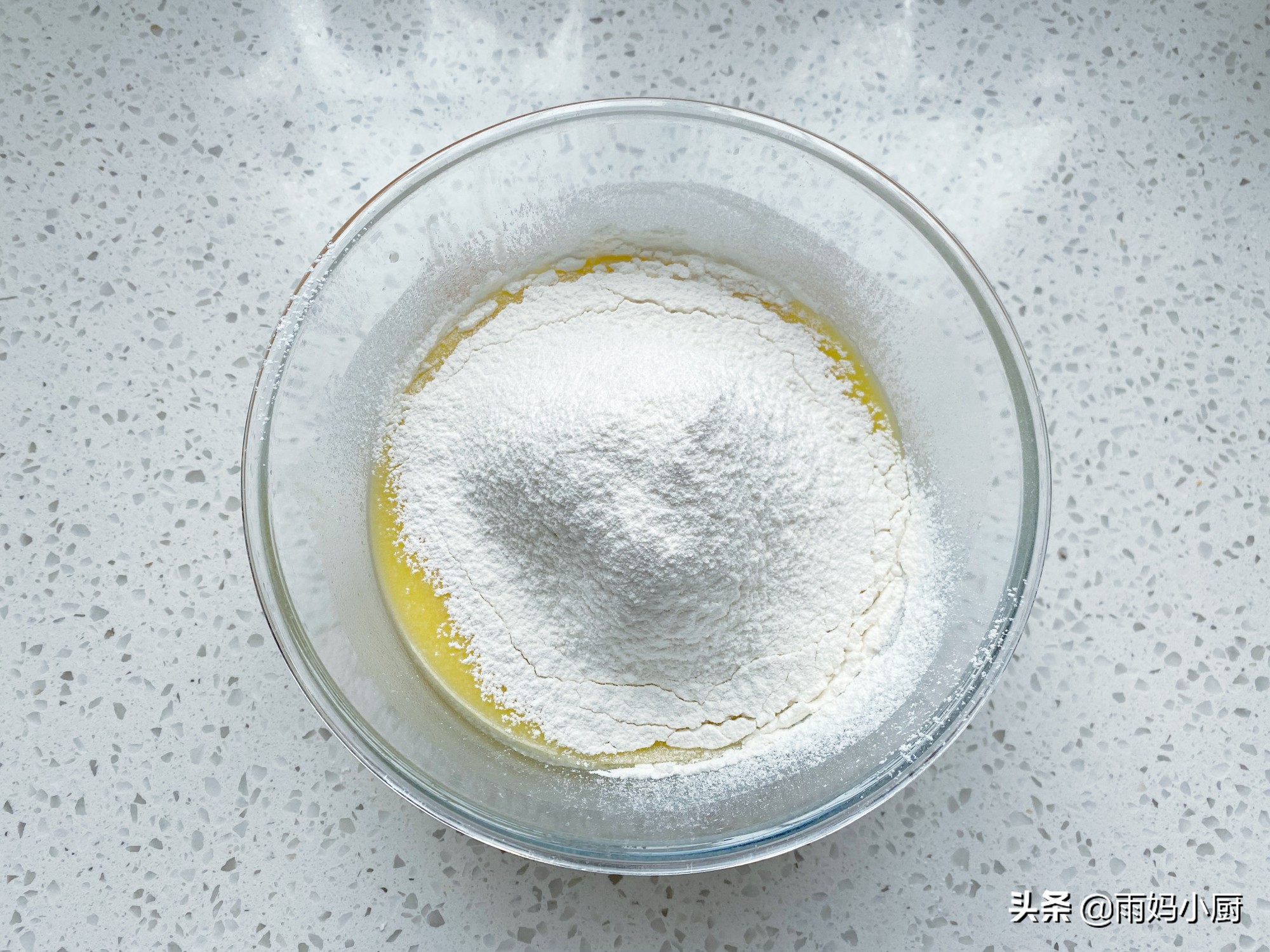 10分钟搞定，爆浆蓝莓麦芬蛋糕，外酥里软又美味，秒杀蛋糕店