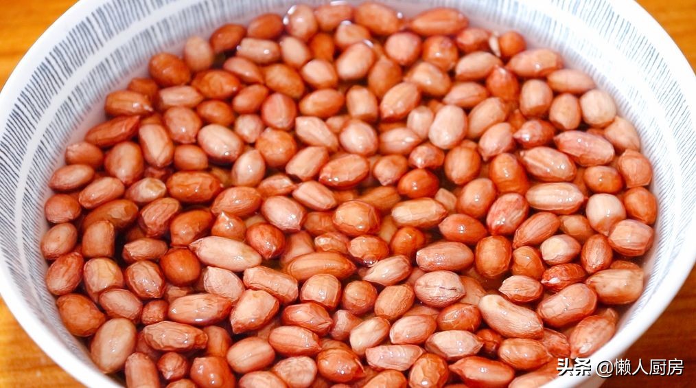 花生米不用水煮，撒點鹽泡一下，比油炸得更好吃，鹹香酥脆