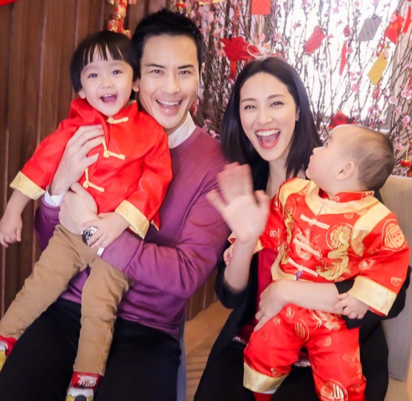 鄭嘉穎兒子生日照，兩歲已是帥小伙，又是騙我生小孩系列