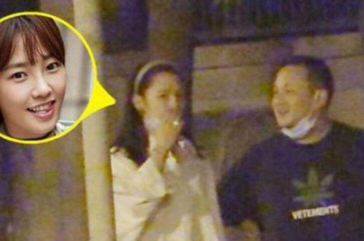 白百何再爆新恋情！深夜被神秘男子搂腰举止亲