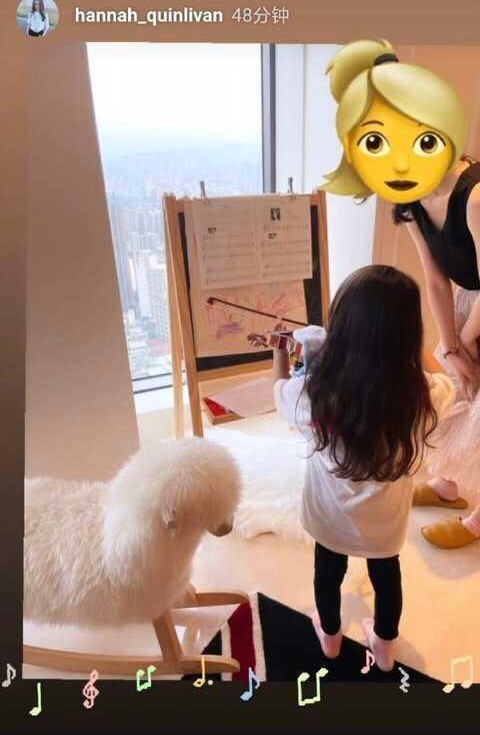 周杰伦昆凌为儿子庆生，全家动手做甜品，女儿正脸曝光鼻子太挺