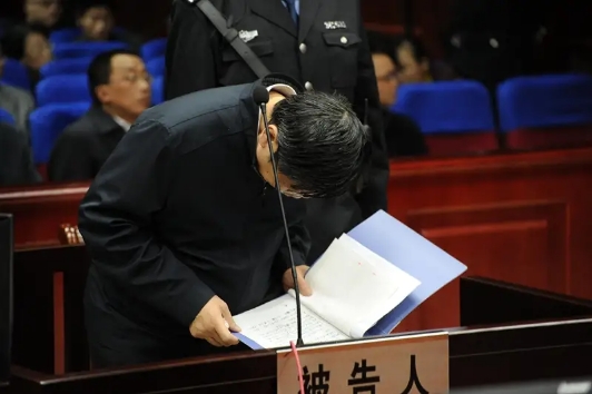 江西"五毒书记"陈安众：烟酒嫖赌毒样样俱全，宾馆嗨到后半夜白天不忘下基层