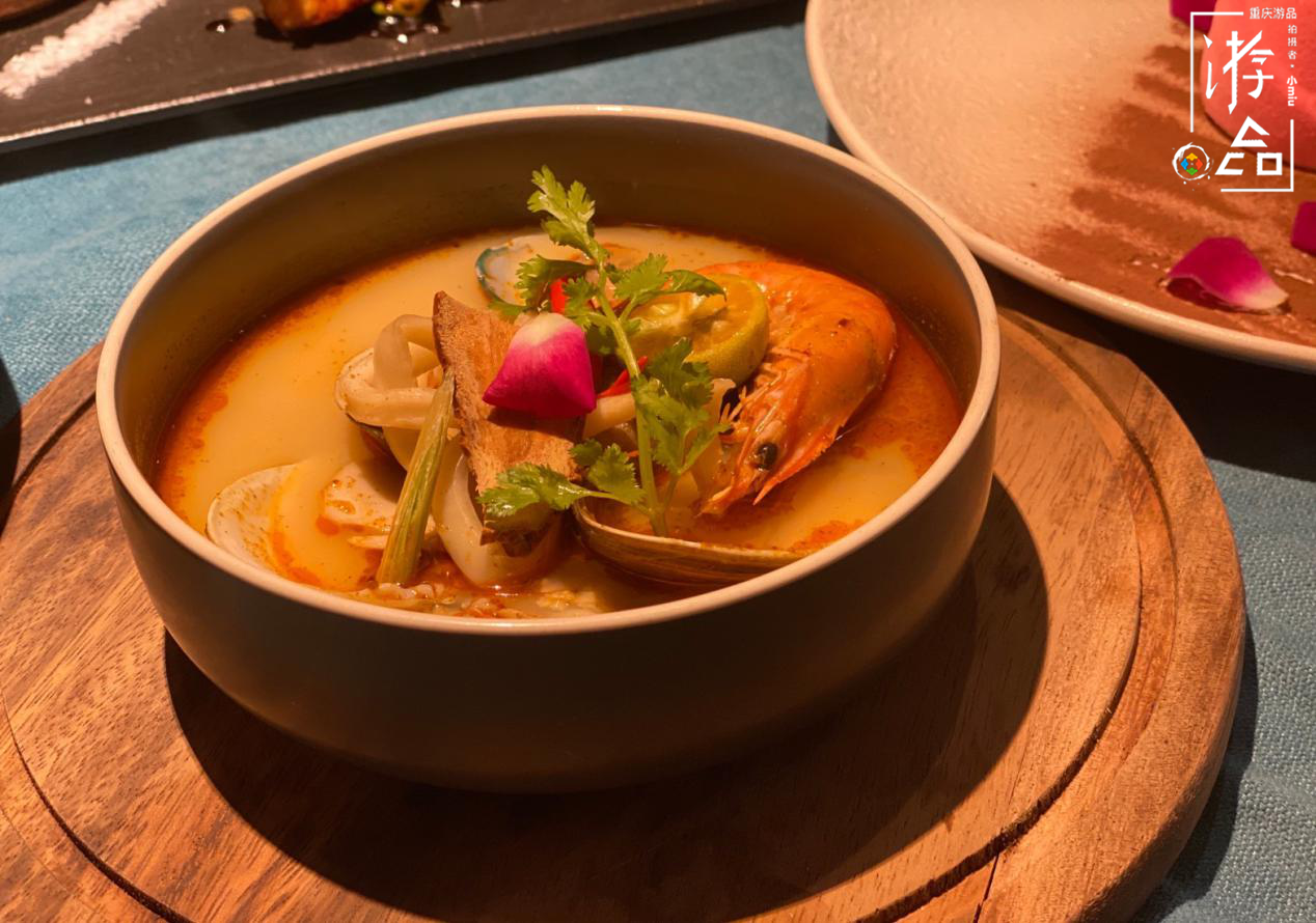 重庆鎏嘉码头的高级餐厅，羊排用老干妈调味，钱都花在环境上