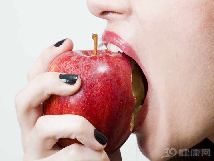 每天坚持吃一个苹果，慢慢身体会产生4个“变化”，别不在意