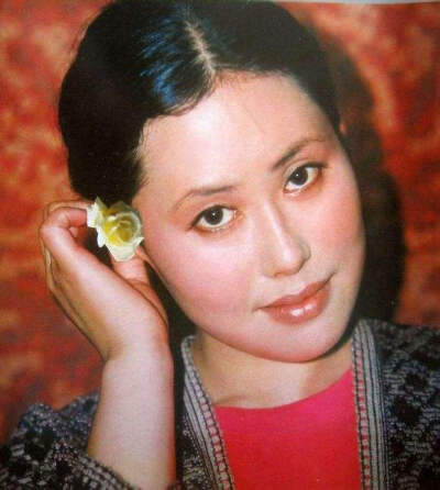 70岁斯琴高娃：曾遭前夫家暴，3次婚姻2次失败，如今她怎样了？