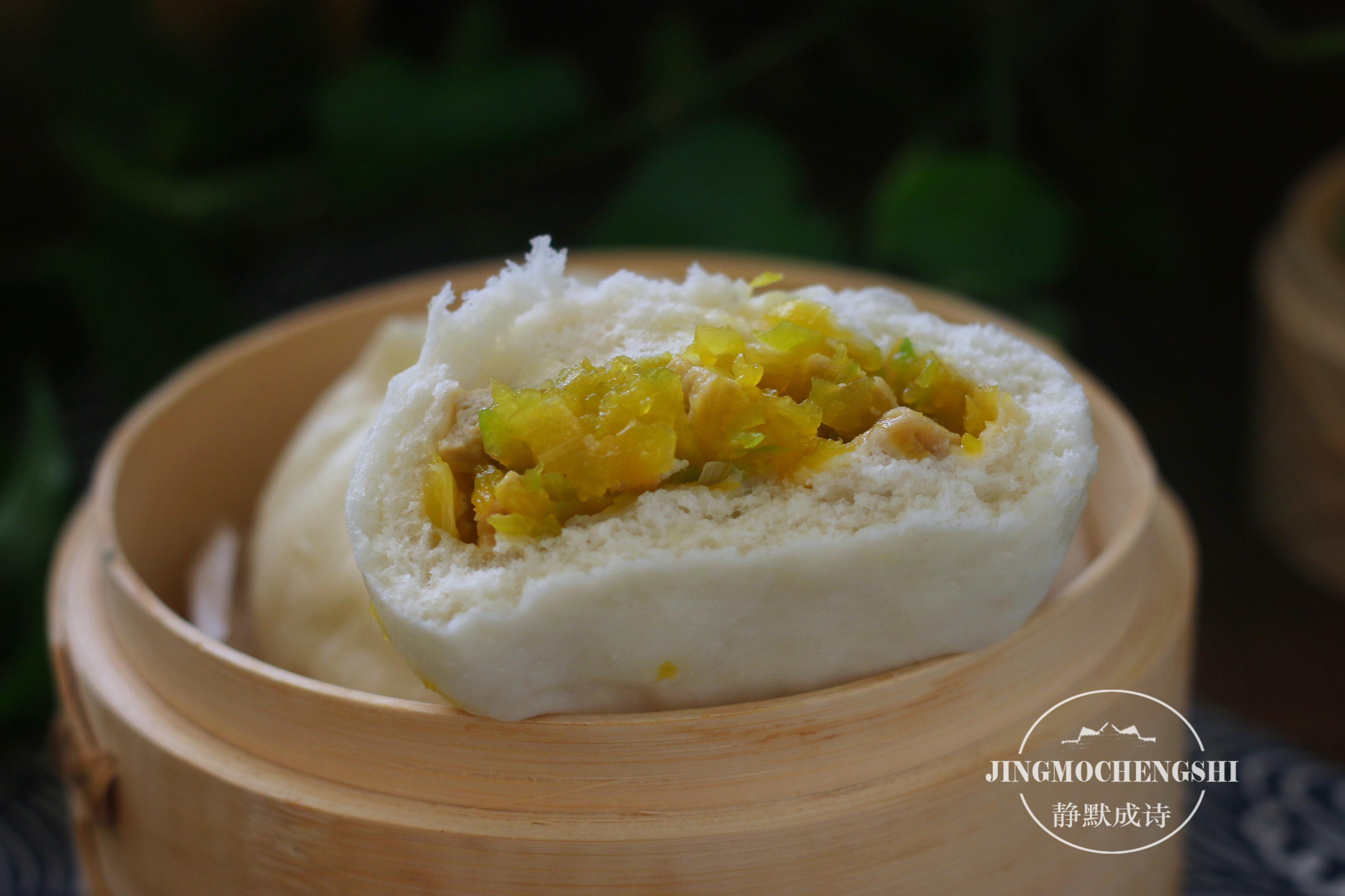 用南瓜和豆腐做素馅儿包，无需过多调料，蒸出来比肉包子都香