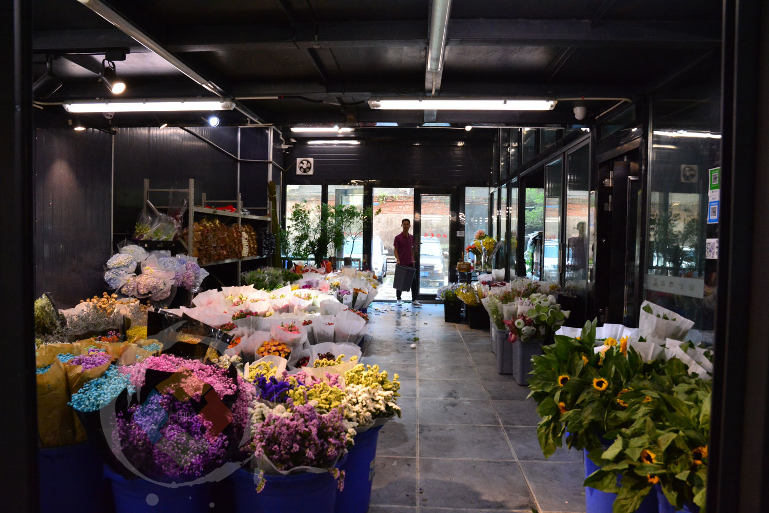 抬头能见轻轨，低头可以戏江水，快乐与危险并存的重庆大溪沟码头