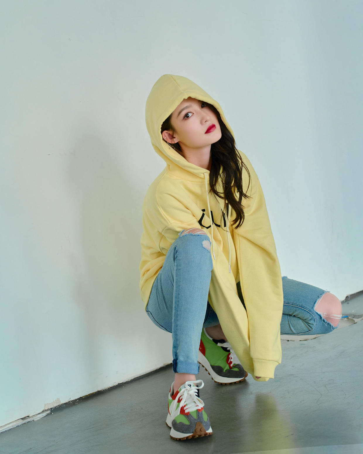 李沁美得让人“心动”，穿拼接色牛仔外套搭长